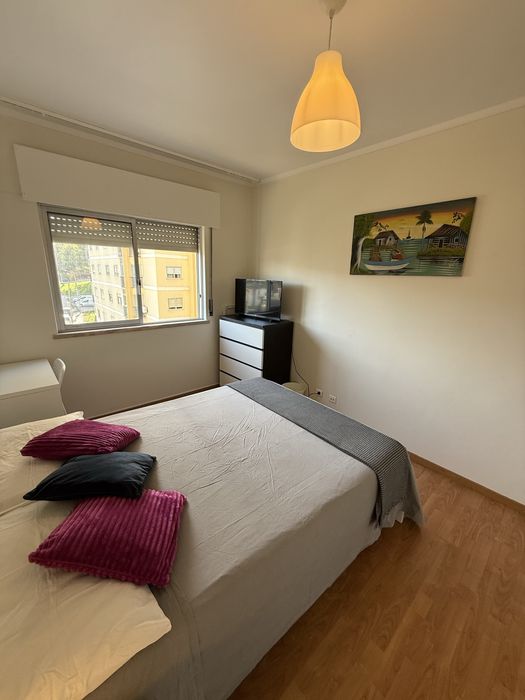 Quarto para casal em Odivelas a 5 minutos da estação de comboio