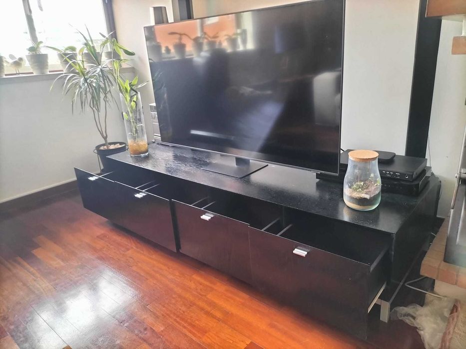 Vendo móvel aparador com 4 gavetas em madeira preto com pés em metal