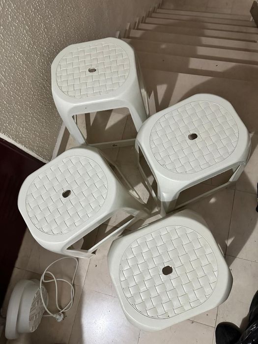 Conjunto de 4 bancos de plasticos