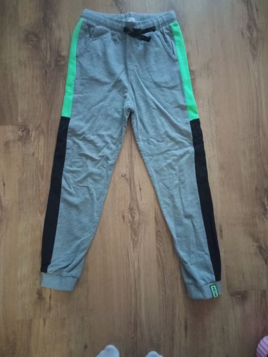 Spodnie dresowe rozmiar 140