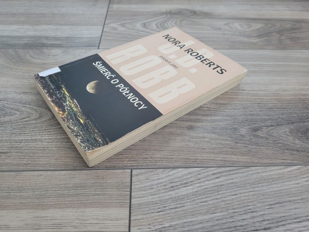 Nora Roberts jako J.D Robb
Śmierć o północy