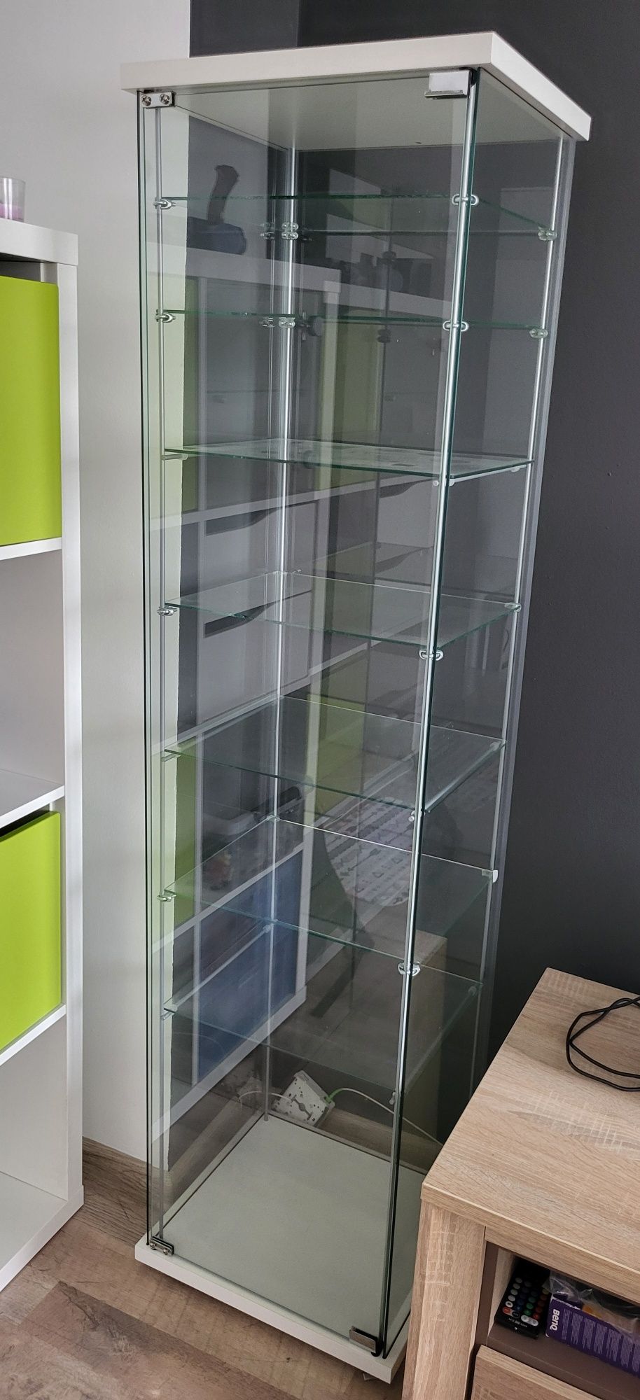 Witryna gablota detolf z dodatkowymi półkami