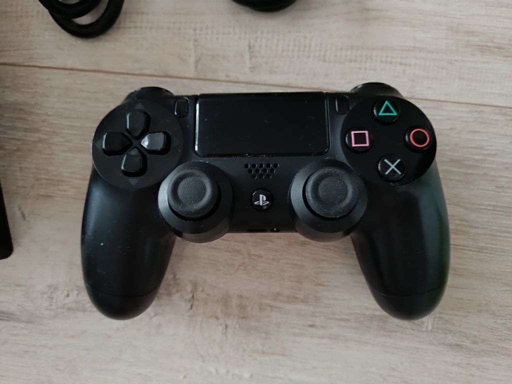 Konsola PS4 Pro 1 TB pad bezprzewodowy gry kabel HDMI