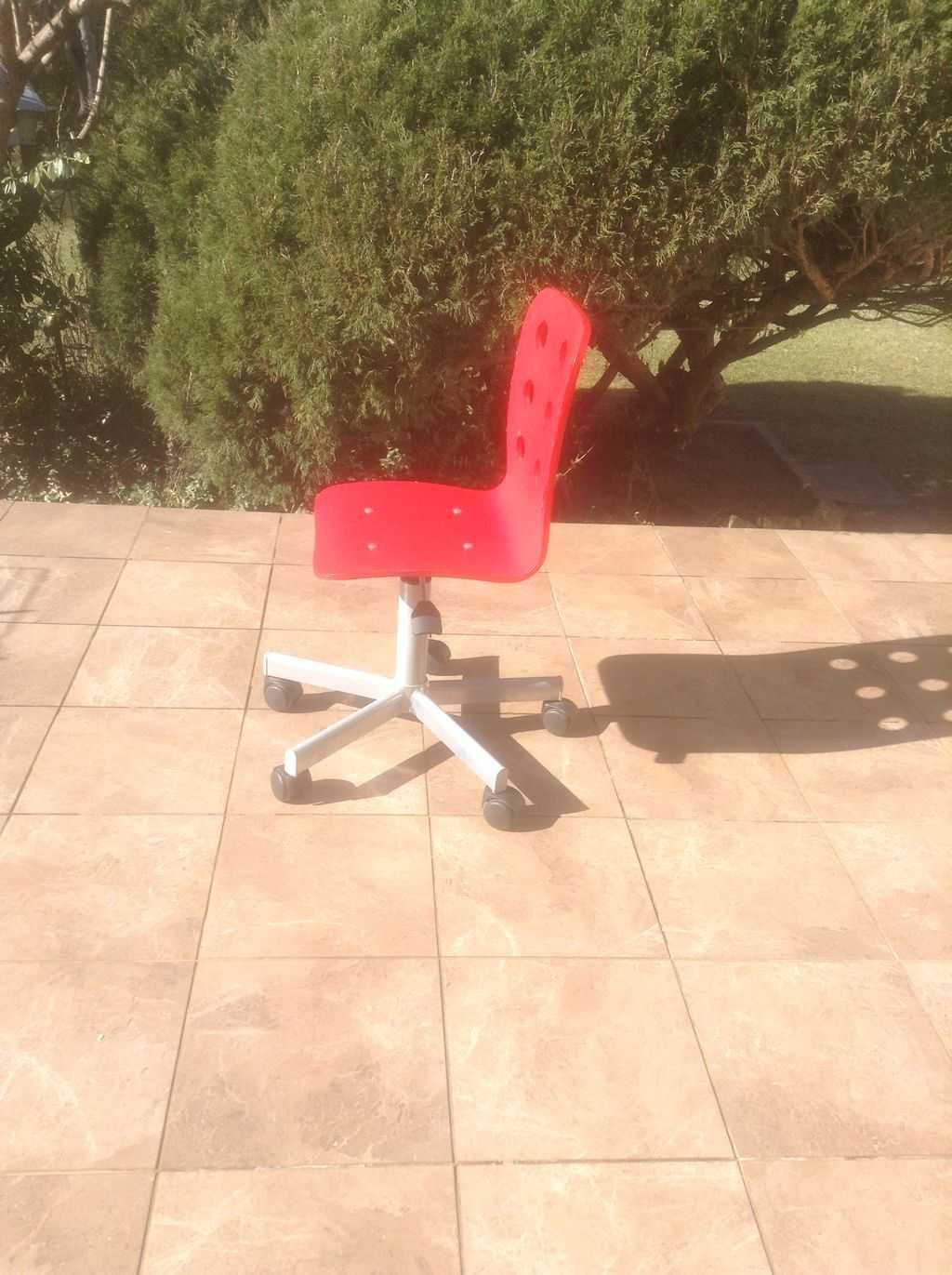 Dziecięce krzesło z reg. wysokością na obrotowych kółkach - IKEA.