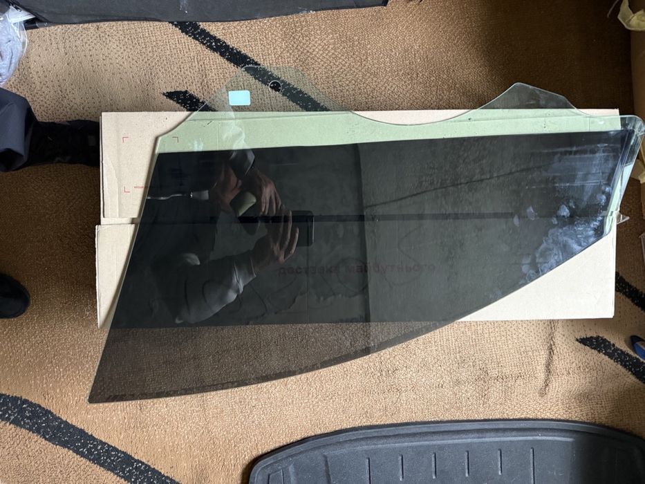 Тесла Y2024 рік праве переднє стікло в дверку