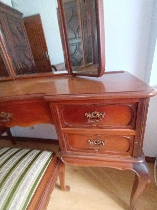 Penteadeira/ toucador estilo Queen Anne.