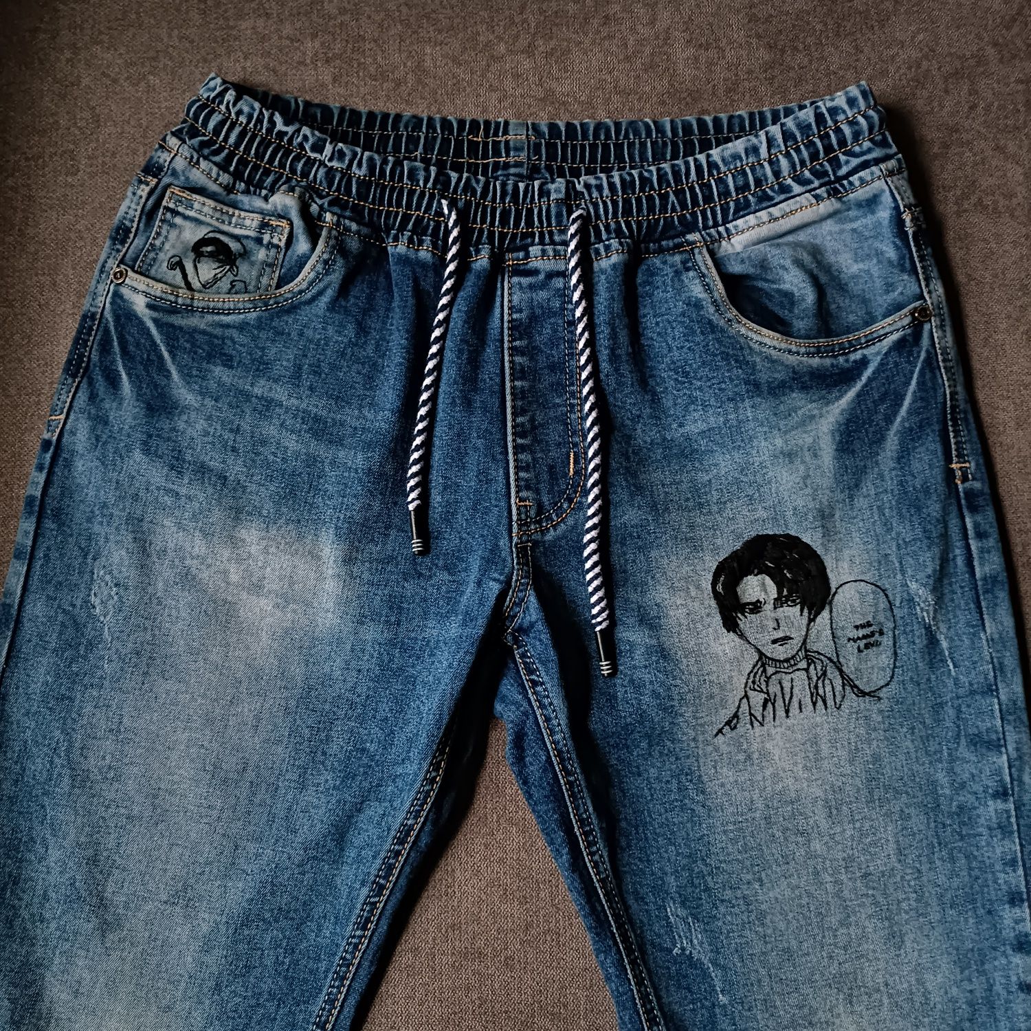 Чоловічі джинси на ризинкі з персонажем Леві