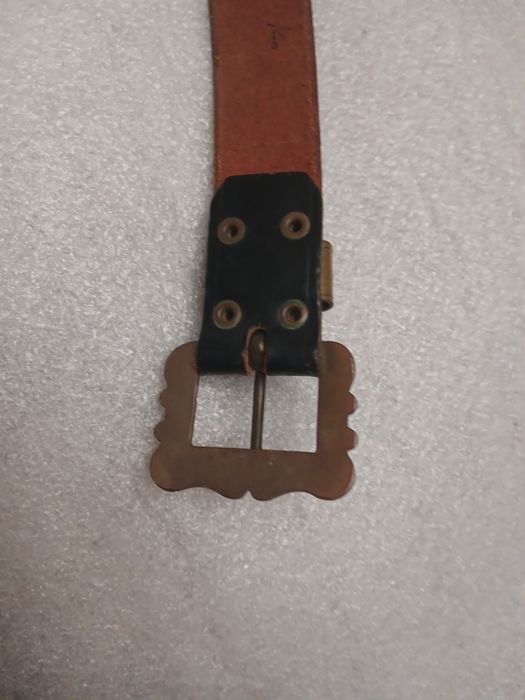 Антикварний шкіряний реміньі з латунною пряжкою та різними елементами