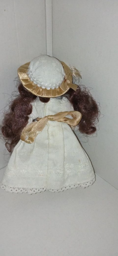 Lalka porcelanowa w koronkowej sukni