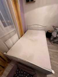 Białe łóżko ze stelażem i materacem 120x200