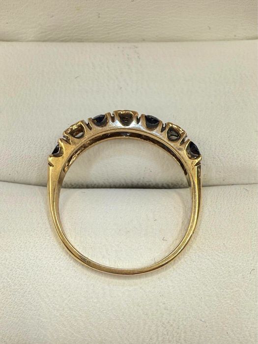 Złoty pierścionek z szafirami i diamentami