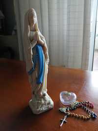 Estatueta de Nª Srª de Lourdes + terço