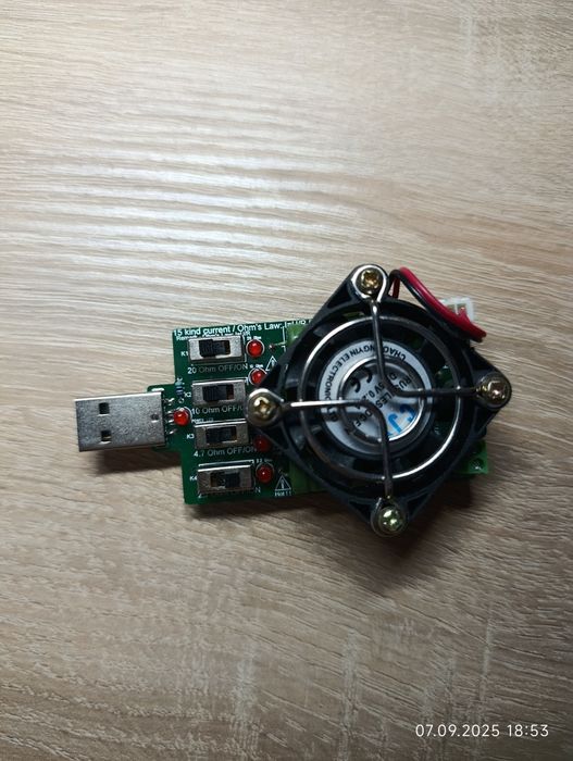 USB-тестер навантаження з вентилятором.