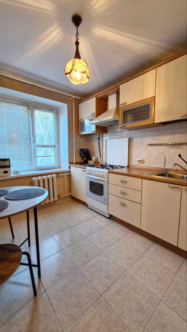 Продаж 2к біля метро 5 хв. Теремки вул.Глушкова 32. Вільна.