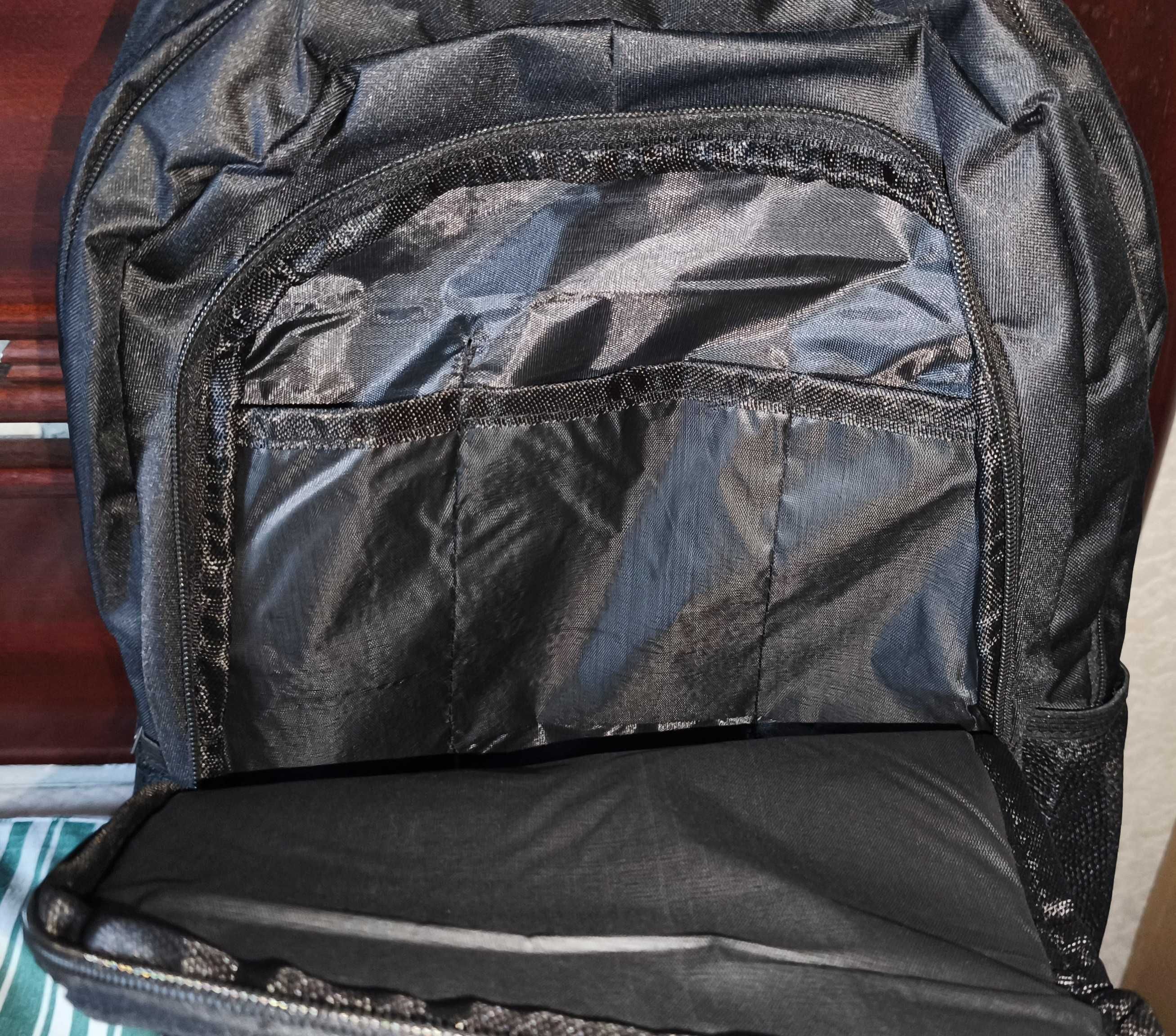 Mochila preta com divisão para computador portátil