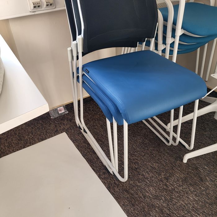 Krzesło konferencyjne Rede White, obicie eko skóra niebieskie