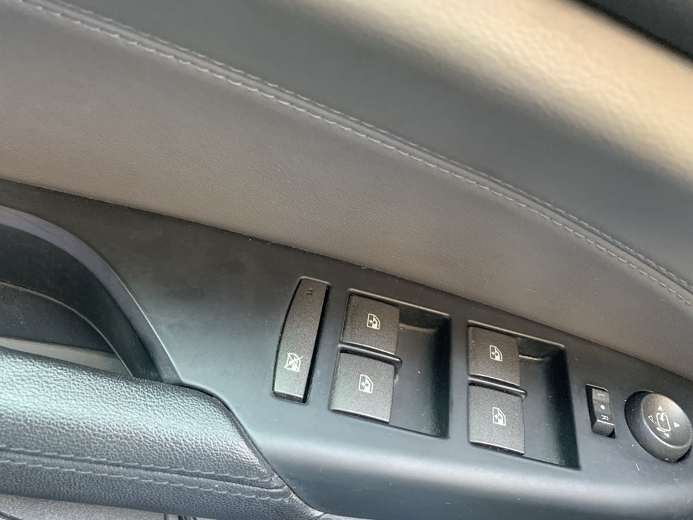 Автомобіль каділак SRX