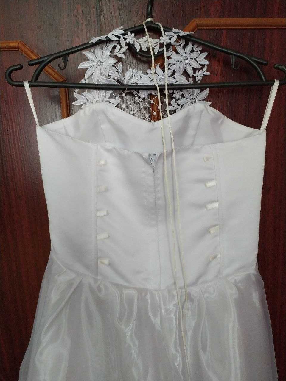 Біле плаття для дівчинки