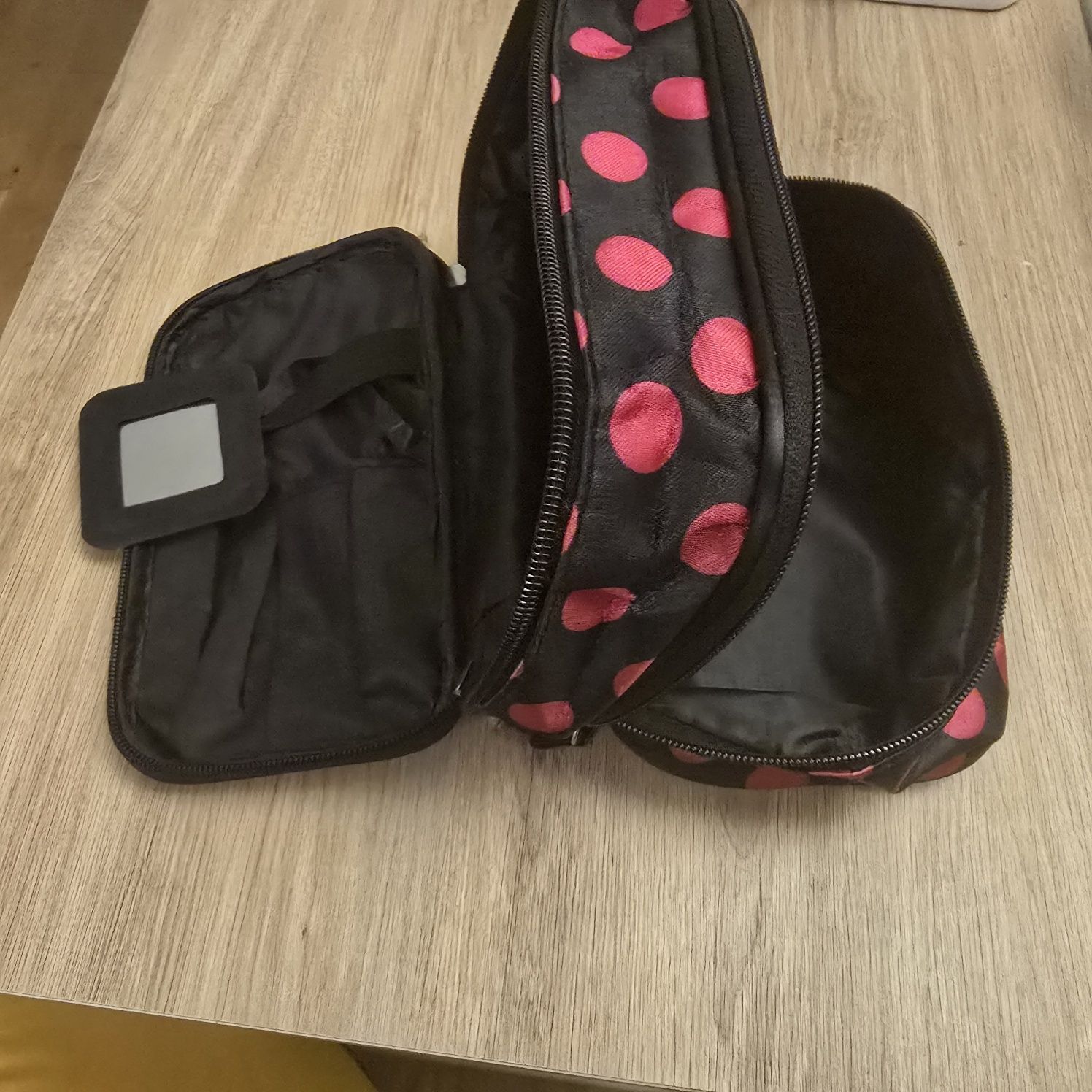 Używana kosmetyczka mini kuferek