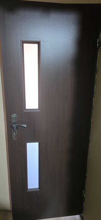 Drzwi wewnętrzne prawe 1 sztuka z futrynami i klamkami