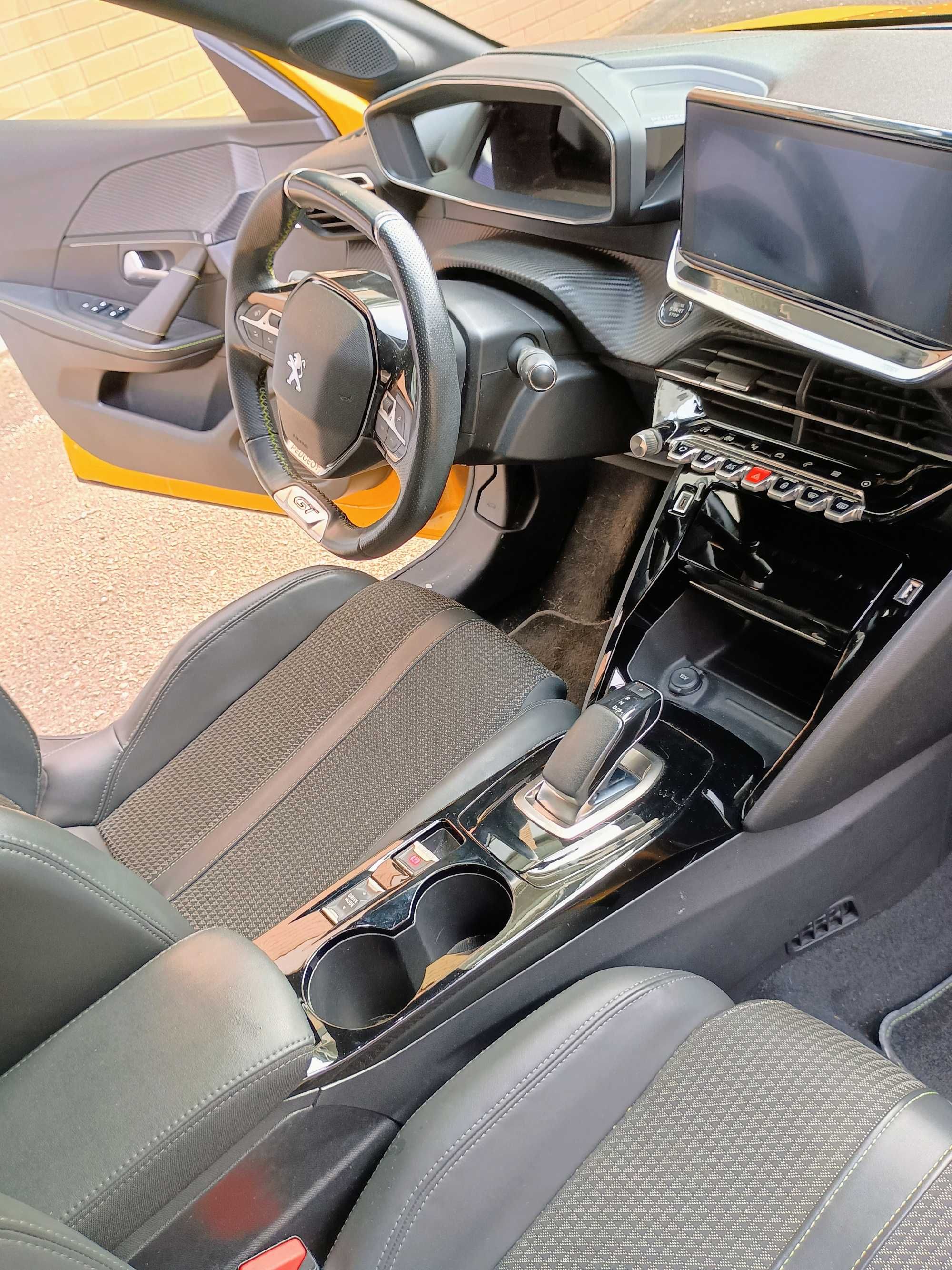Peugeot e-208 em óptimo estado
