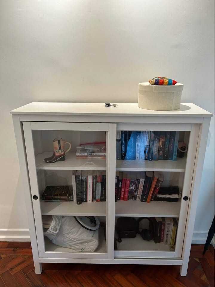 Vitrine com portas de correr em vidro