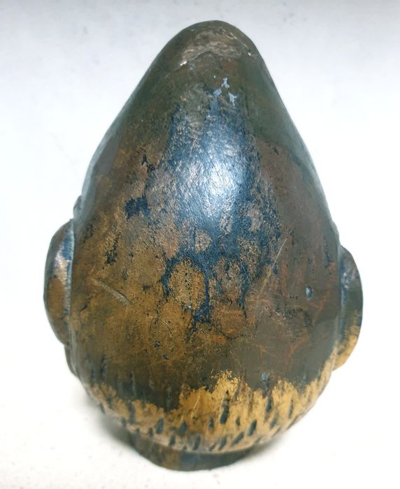 Antiga cabeça de Hu asiática em madeira esculpida e policromada