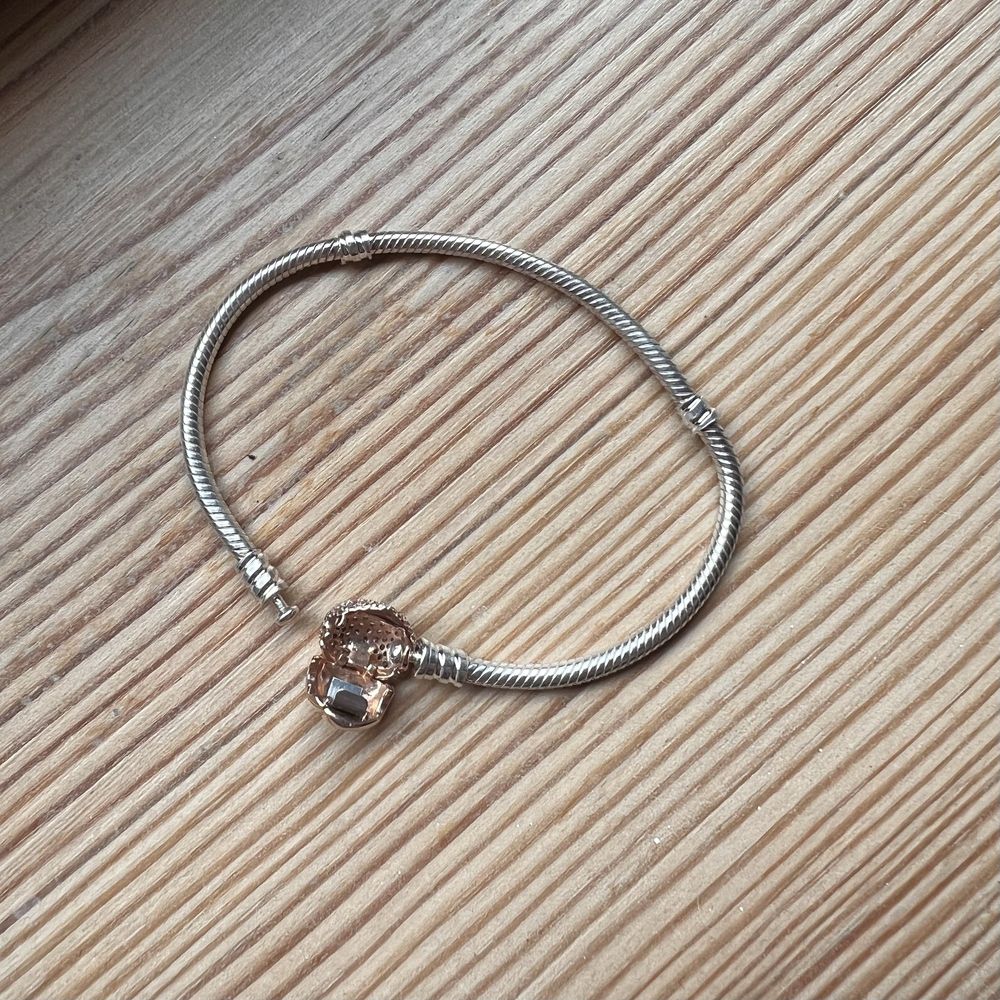 Pandora srebrna bransoletka z zapięciemw kształcie serca rose gold