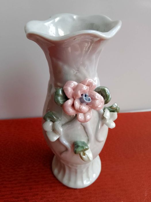 Wazonik z różą iryzowany