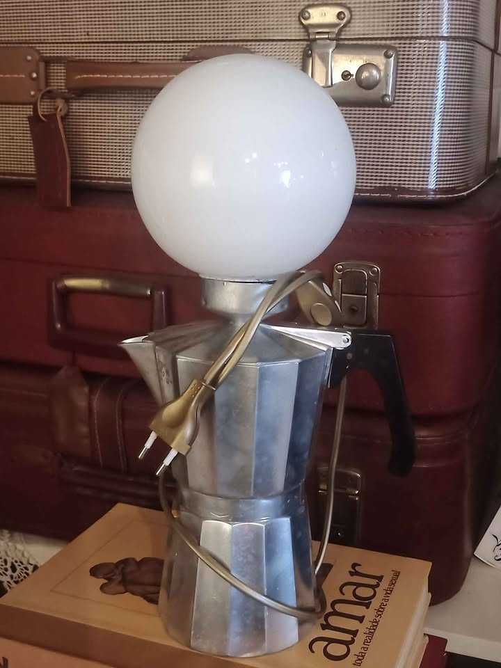 Candeeiro feito a partir de cafeteira de café