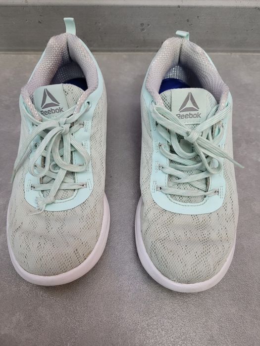 Adidasy z białą podeszwą dla dziewczynki
