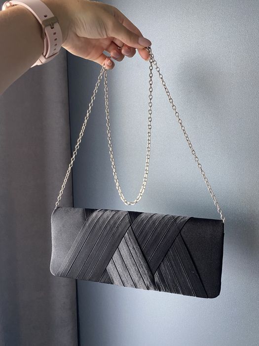 Чорна сумка-клатч з ремінцем-цепочкою