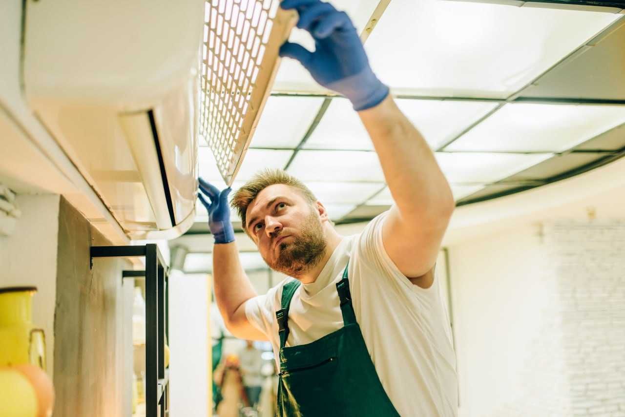 Чищення, заправка, обслуговування кондиціонерів. досвідчений майстер