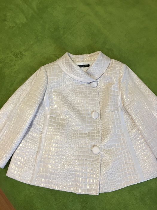 Красивый пиджак. Рисунок ткани-эмитац. кожи.