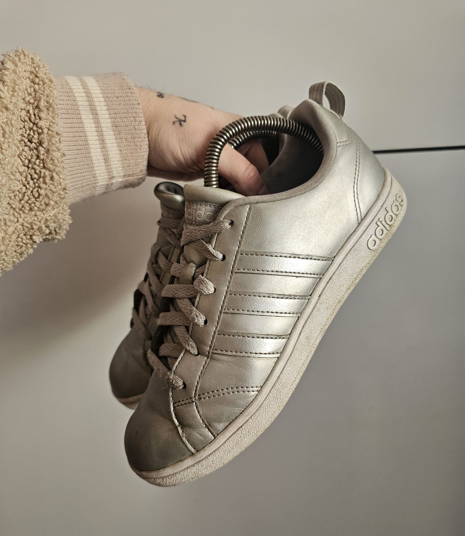 Sprzedam buty damskie srebrne trampki adidas advantage rozmiar 37