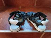 Sandálias de menino tamanho 24