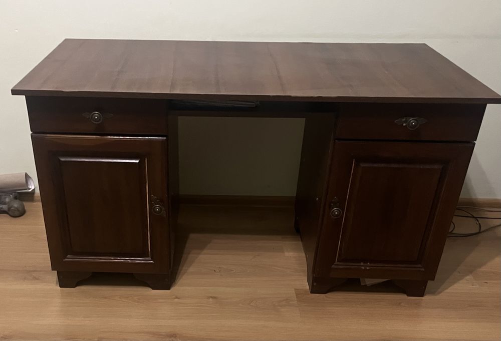 Меблі без дефектів. І ще є стіл