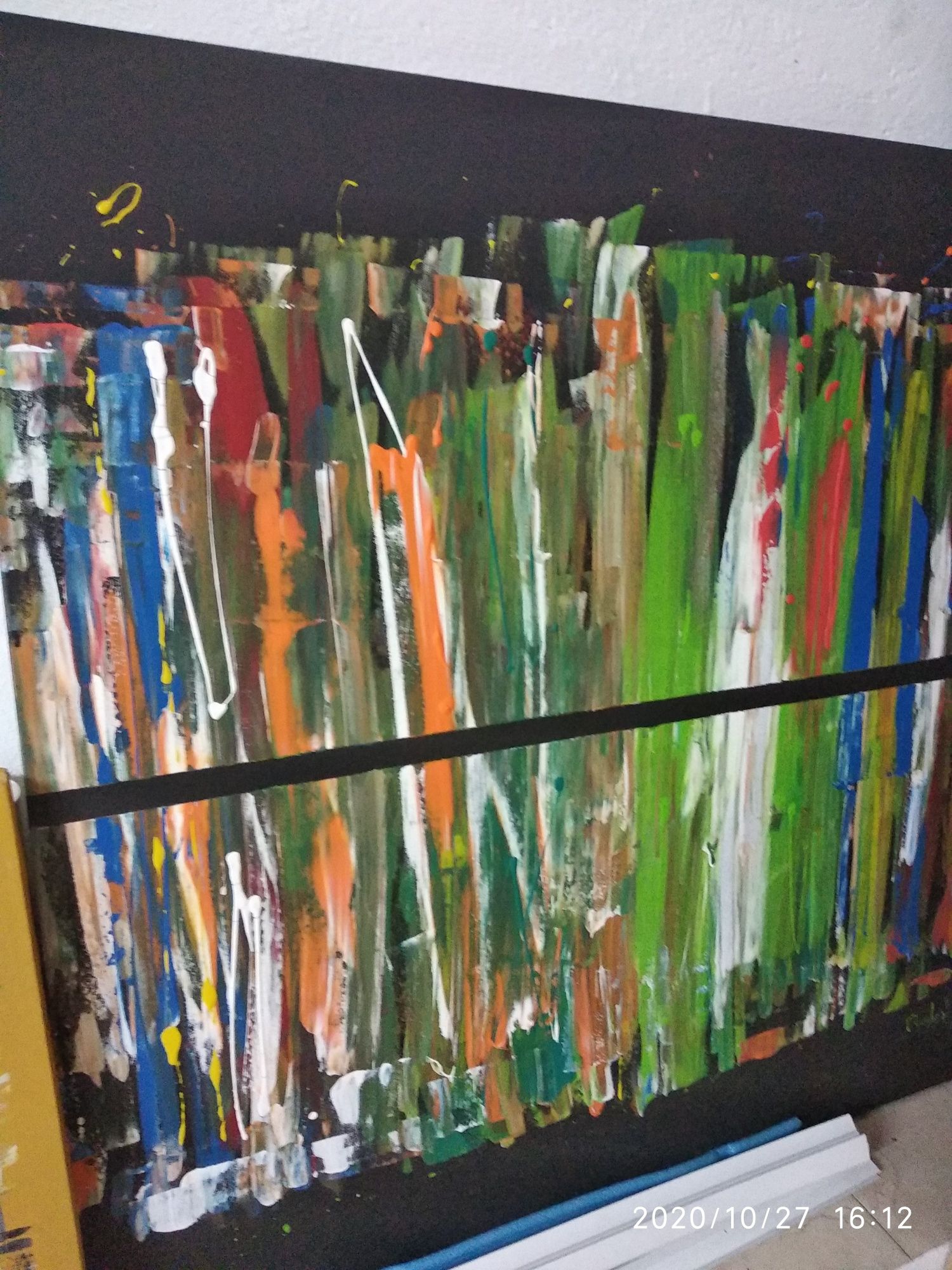 Vendo coleção de pinturas sob tela