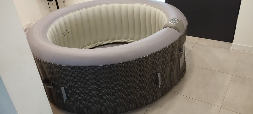 Jacuzzi CleverSpa Mia 4 os jak Nowe