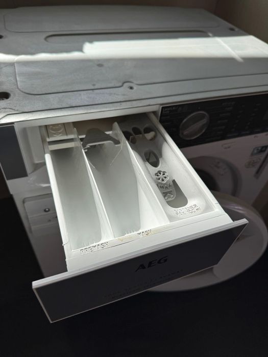 Máquina de Lavar Roupa AEG L7FEE841BI Encastrável 8kg - Usada 3 Anos