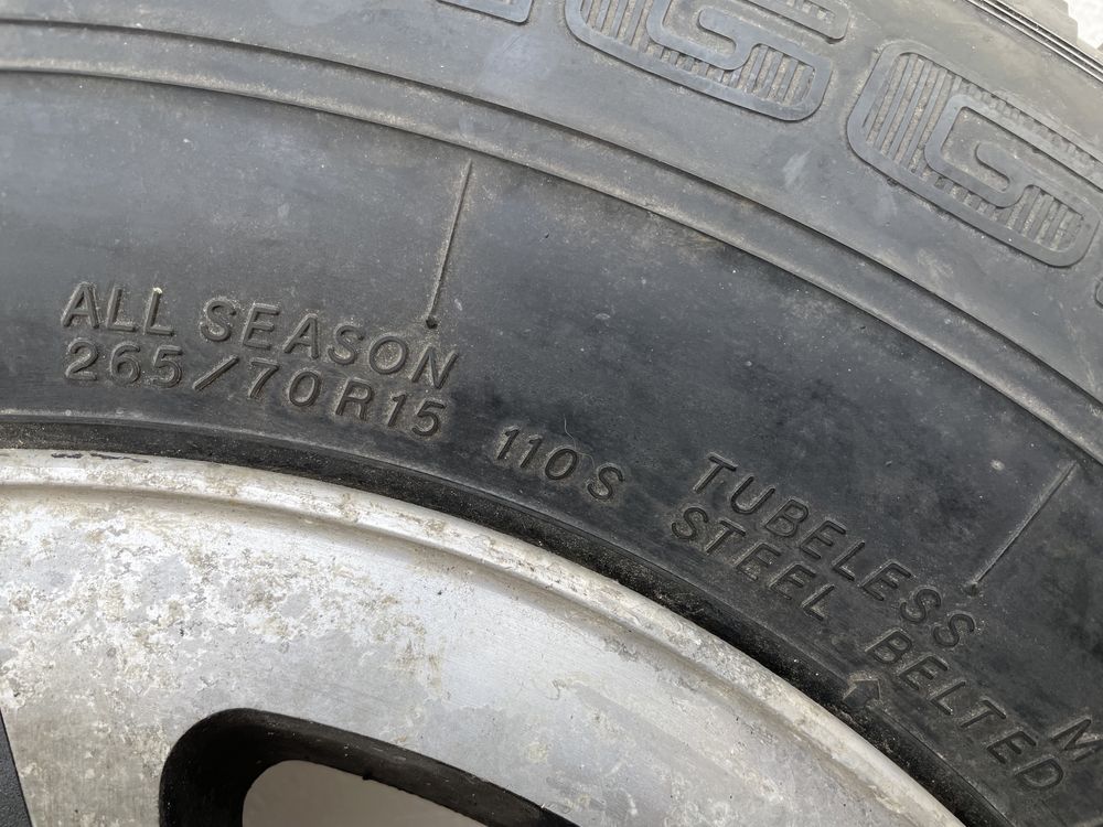 Pneu 265/70 R15 jante Mitsubishi sobresselente