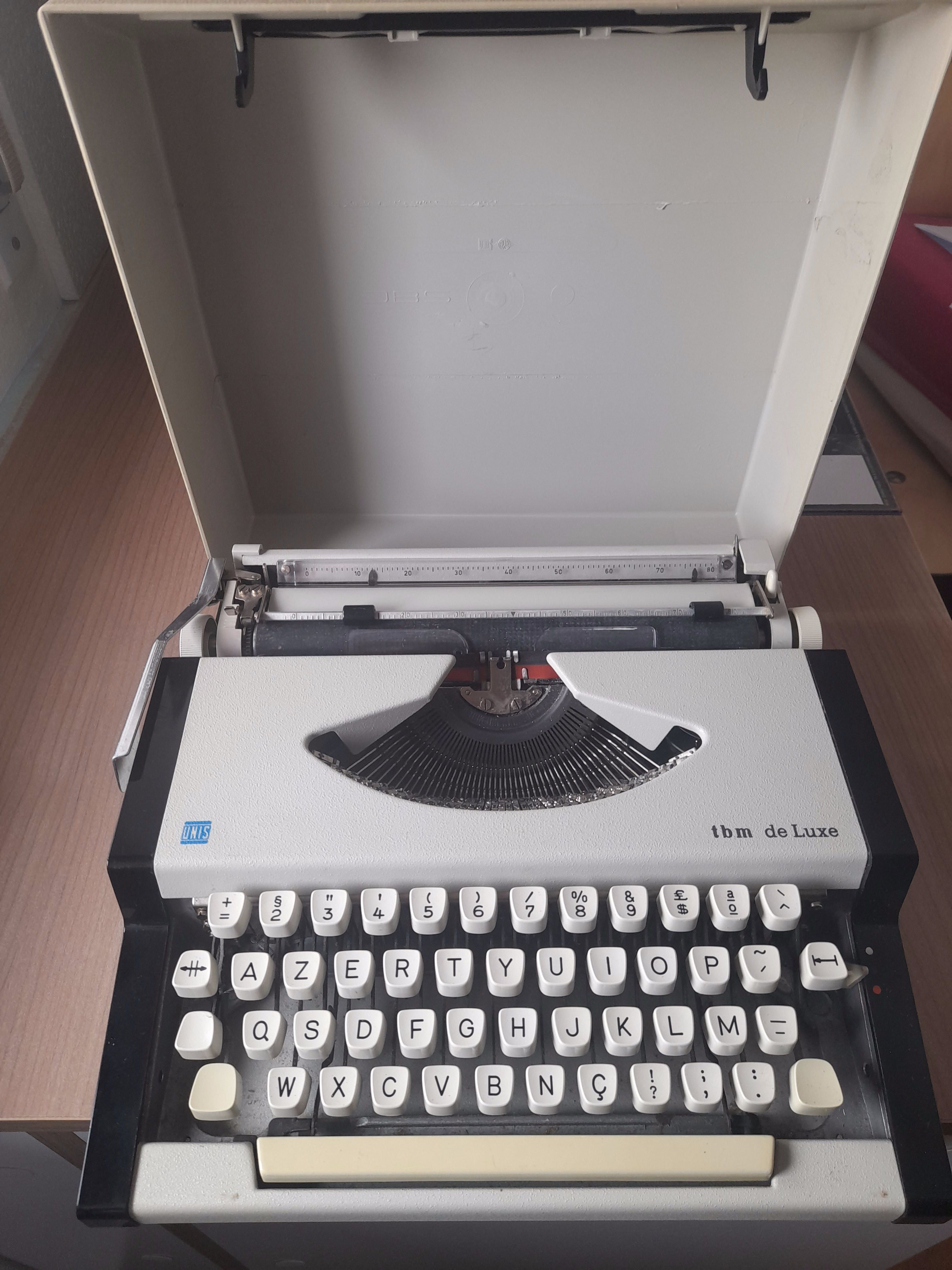 Máquina de Escrever Antiga- A Funcionar e com Caixa Protetora!