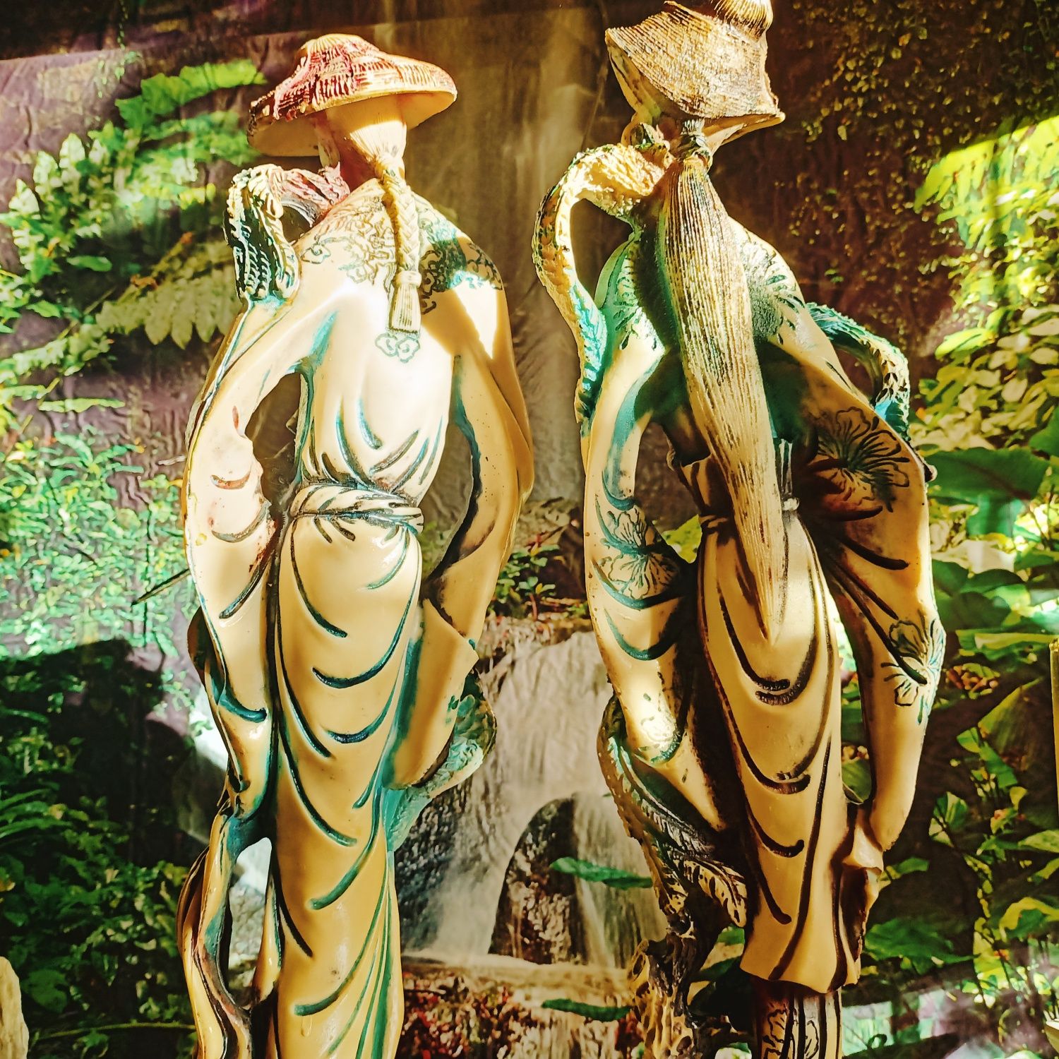 Dwie figurki, gejsza i mnich, postacie japońskie