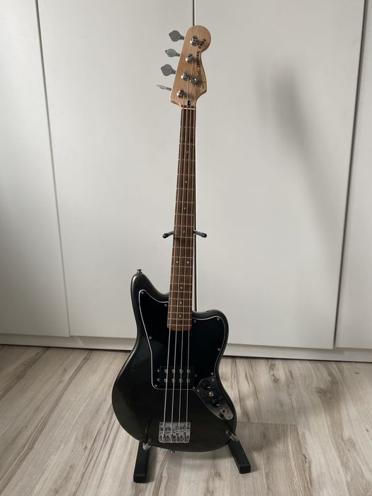 Bas elektryczny Squier Jaguar – czarno-platynowy