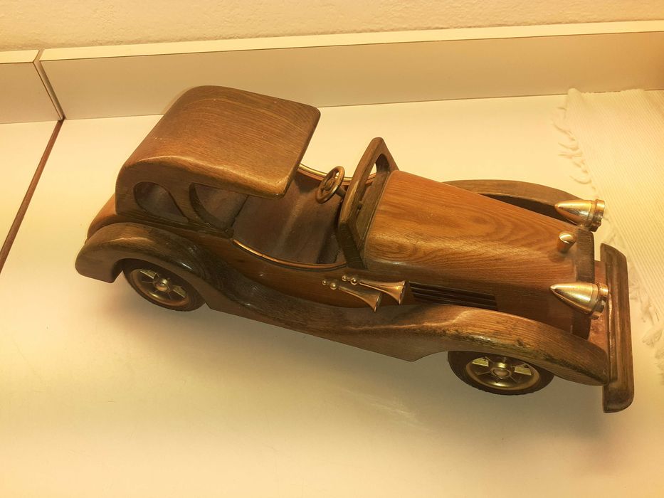 Carro antigo de madeira