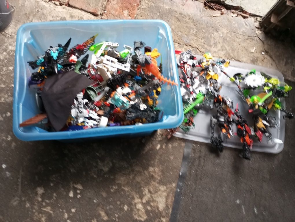 Mix figurek Bionicle i Playmobil