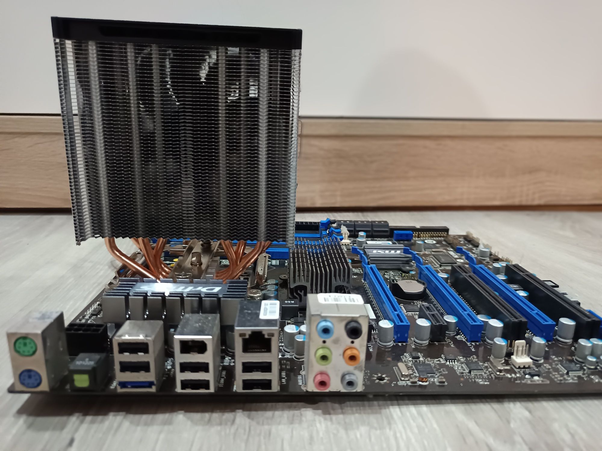 Płyta główna plus Intel core radiator oraz ramy