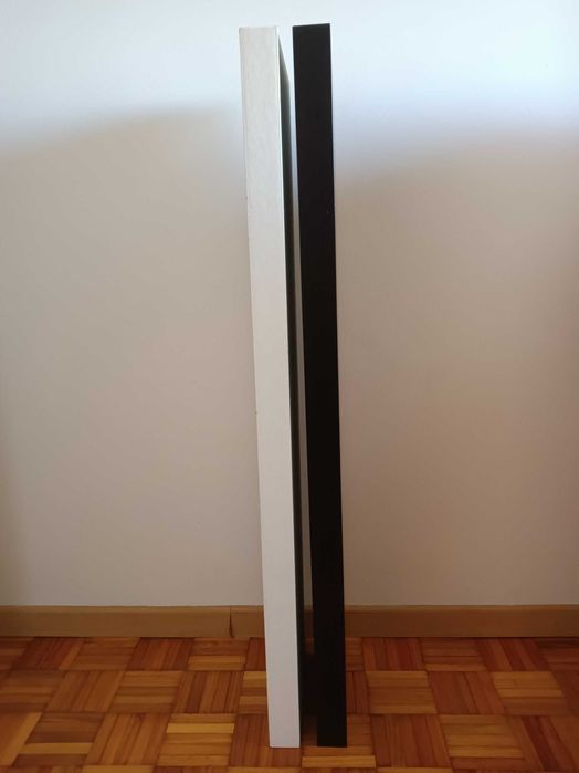 Estante de parede (branco e preto)