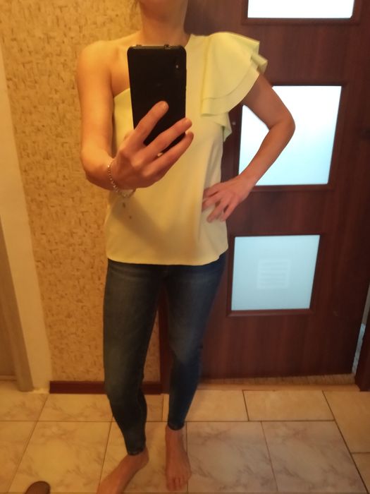 Bluzeczką na jedno ramię Mohito