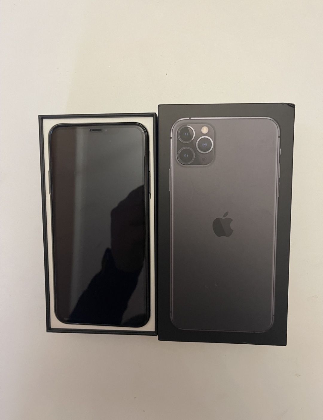 Продам iPhone 11 pro max 256